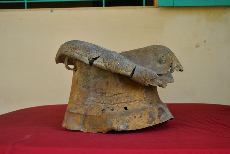 Sáng 28/11, trả lời Zing.vn, bà Nguyễn Thanh Hiền - Phó Giám đốc Bảo tàng tỉnh Thanh Hóa cho biết, đơn vị vừa tiếp nhận một chiếc trống đồng Hà Yên (Loại I Heger) có niên đại khoảng 2000 năm, thuộc thời kỳ văn hóa Đông Sơn muộn. Hiện vật này do gia đình ông Đỗ Văn Hiển (thôn 2, xã Hà Yên, huyện Hà Trung) phát hiện khi đào ao.