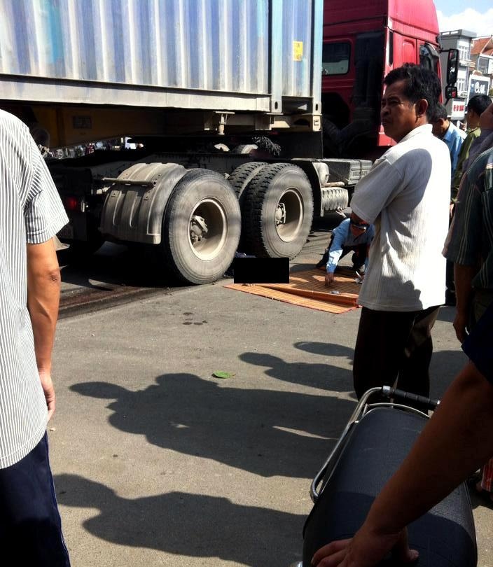 Thi thể nạn nhân mắc kẹt dưới gầm xe sau va chạm. Ảnh: Người dân cung cấp.