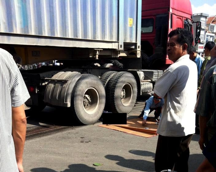 Tu vong vi bi xe container 'treo' len via he cuon vao gam hinh anh