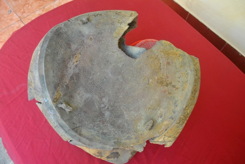 Người tìm thấy chiếc trống đồng quý hiếm này cho biết, hôm 9/11 vừa qua, trong lúc gia đình đang dùng máy xúc đào ao nuôi trồng thủy sản tại khu vực dự án hàng cây Cửa Đình thì đụng phải một chiếc trống đồng nằm sâu dưới lòng đất. Mang cổ vật lên mặt đất, gia đình ông báo cáo lên chính quyền địa phương, sau đó tự nguyện bàn giao nộp cho công an huyện Hà Trung.