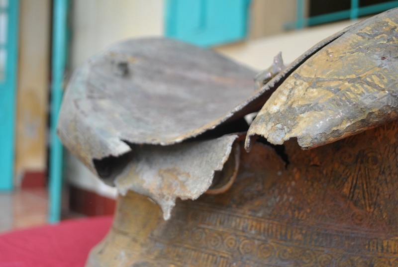 Tính từ tâm ra có 7 vòng hoa văn, rìa mặt trống có 4 khối tượng cóc (đã mất 1 khối) quay ngược chiều kim đồng hồ. Trống trang trí các hoa văn vạch ngắn song song, vòng tròn kép có chấm giữa, 4 chim lạc bay ngược chiều kim đồng hồ ở mặt.