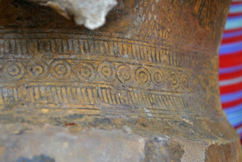 Cận cảnh hoa văn trống đồng vừa được tìm thấy.