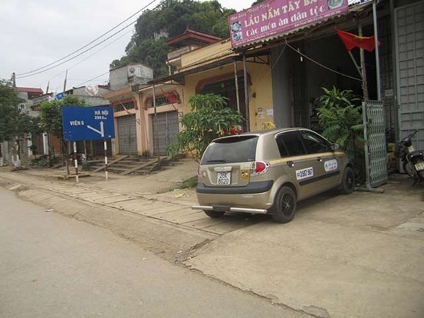 Nhà ông Lưu Mạnh  Hùng, người chữa sâu răng ở đối diện với Quân y Viện 6, phường Chiềng Sinh, TP.Sơn La tuy không hề có biển quảng cáo nhưng vẫn có nhiều khách đến bắt sâu răng do người bệnh truyền tai nhau về phương pháp bí truyền này..