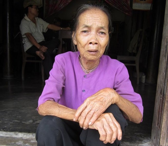 Bà Trần Thị Cơ - mẹ chị Mùi mong muốn qua báo chí, con bà sẽ nhìn thấy bà, trở về với bà. (Ảnh: Ngọc Vũ)