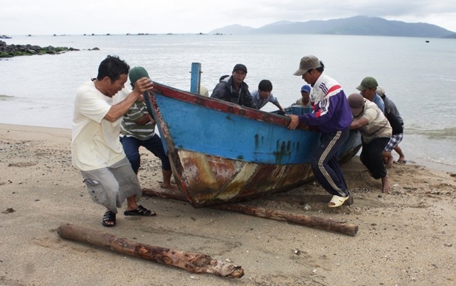 Ngư dân phường Vĩnh Hòa, TP. Nha Trang kéo thuyền lên bờ trú ẩn.