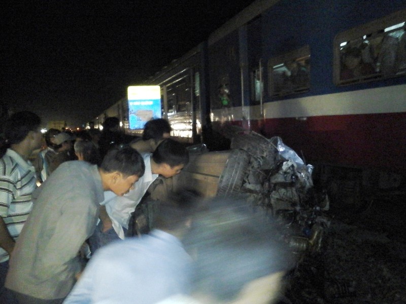 Tau hoa hat oto vang gan 40m, tai xe thiet mang hinh anh