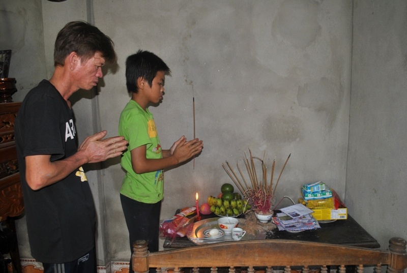 Đứng cạnh bàn thờ con trai, anh Hoàn mong muốn công an sớm bắt được hung thủ. 