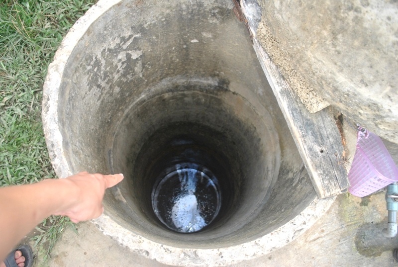 Giếng nơi phát hiện thi thể nạn nhân có đường kính khoảng 1m, sâu gần 7m, nằm ngay cạnh nhà. Ảnh: Duy Cảnh