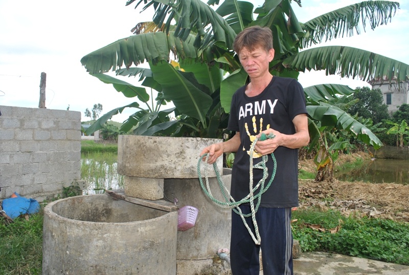 Bo hoang loan khi thay thi the con noi len giua gieng nuoc hinh anh