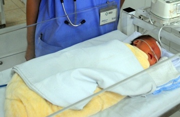 San phu 9X de roi thai nhi xuong bon cau hinh anh