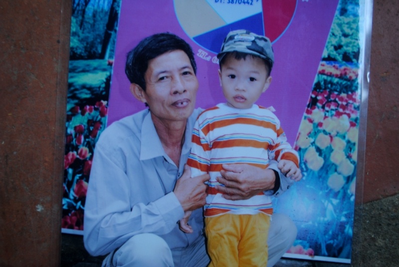 Giai cuu chau noi, nguoi dan ong xuong tay giet con trai hinh anh