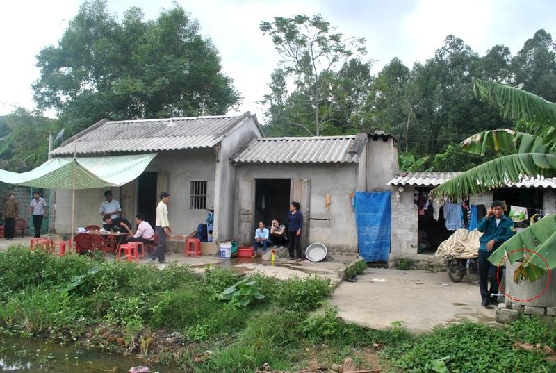 Ngôi nhà anh Hoàn và giếng nước (vị trí khoanh tròn đỏ) nơi phát hiện thi thể con trai. Ảnh: Duy Cảnh.