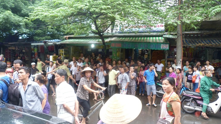 Hang nghin nguoi keo di xem mat nghi can giet be trai 9 tuoi hinh anh