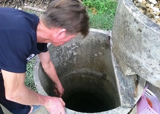 Lan ra nghi pham nem be trai xuong gieng tu chiec dien thoai hinh anh