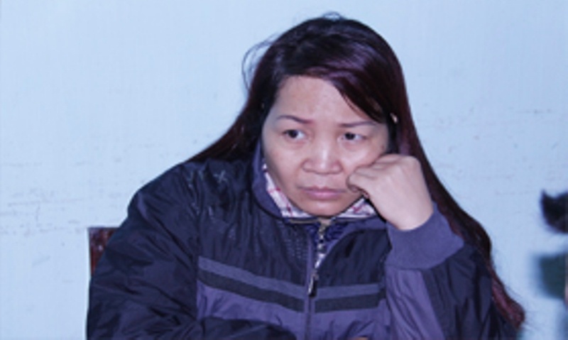 Nguoi phu nu chuyen nhan tien de chay an sa luoi hinh anh