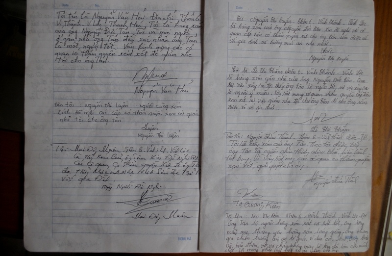 Không phải anh em thân thích, những người ký vào lá đơn đều là hàng xóm gia đình ông Tân. Họ ký, nhận xét một cách  khách quan, thượng tôn pháp luật.