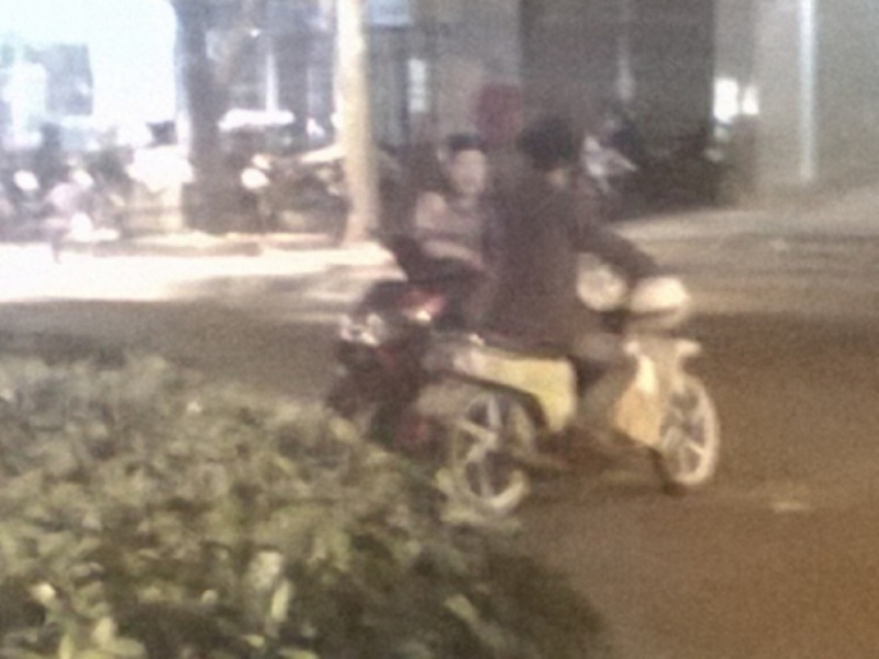 Mà mì đang dụ khách tại khu vực công viên Hòa Bình. 