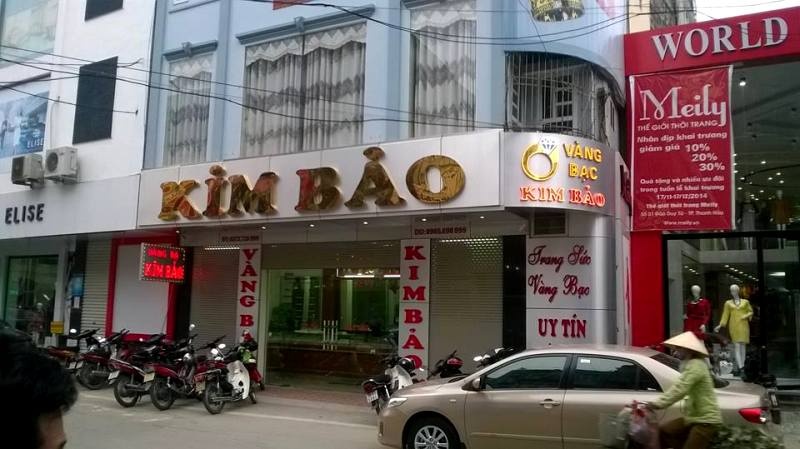 Trom len vao tiem vang khi cu ba di ngu hinh anh