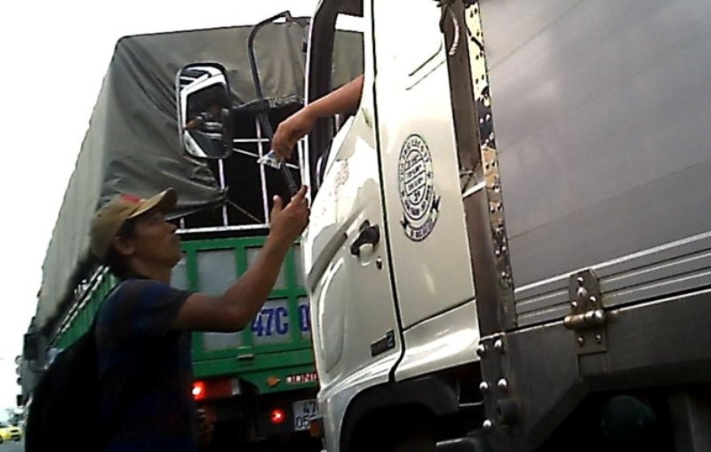 Tình trạng nghiện chặn xe xin tiền công khai