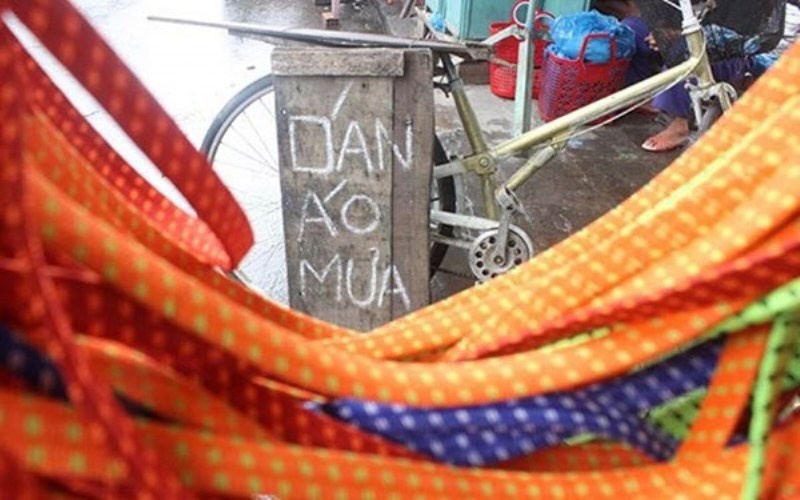 Nghề vá áo mưa mưu sinh của ông Sỹ.