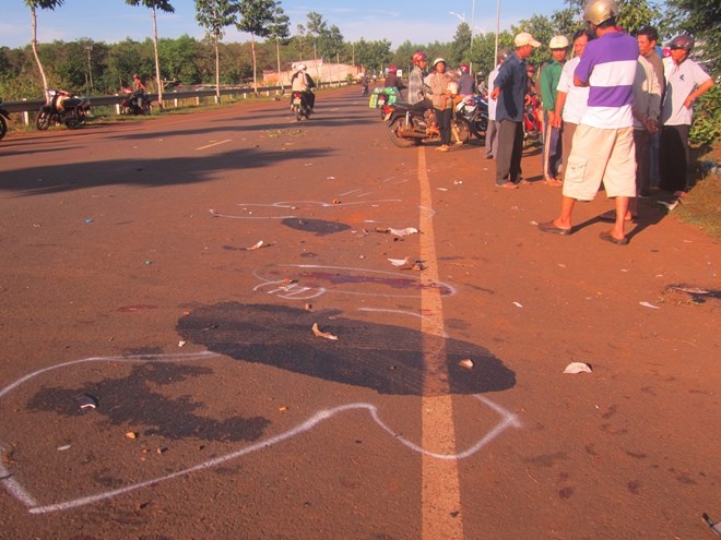 Hai dân quân Hồ Văn Thu (SN 1959) và Sơn Văn Đông (SN 1976) chết tại chỗ, khoảng 7 người khác bị thương.