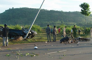 Hien truong vu CSGT tong xe vao to cong tac, 2 nguoi chet hinh anh