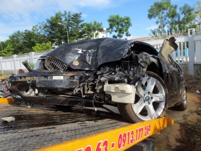 Chiếc BMW nát bét sau khi gây tai nạn.