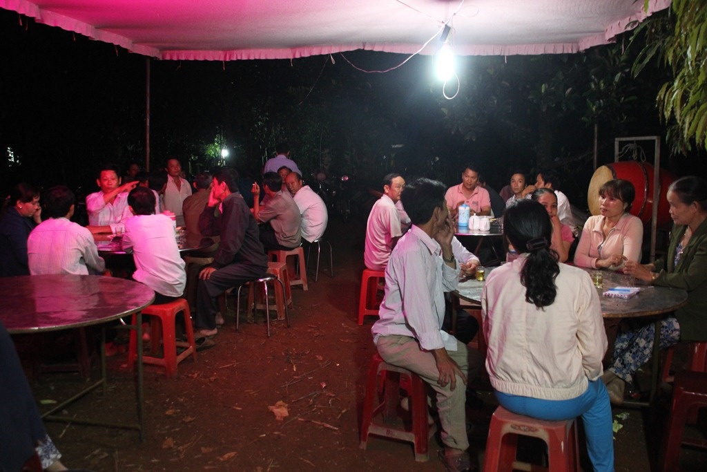 Người dân đến chia buồn với gia đình anh Thu.