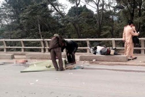 Di chua benh, hai vo chong bi xe bon can hinh anh