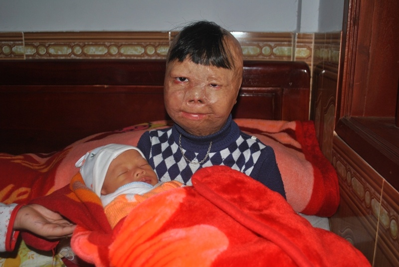 Không chỉ là một học sinh xuất sắc, Linh còn tỏ ra chững chạc hơn từ khi mẹ sinh em bé. Ảnh: Duy Cảnh.