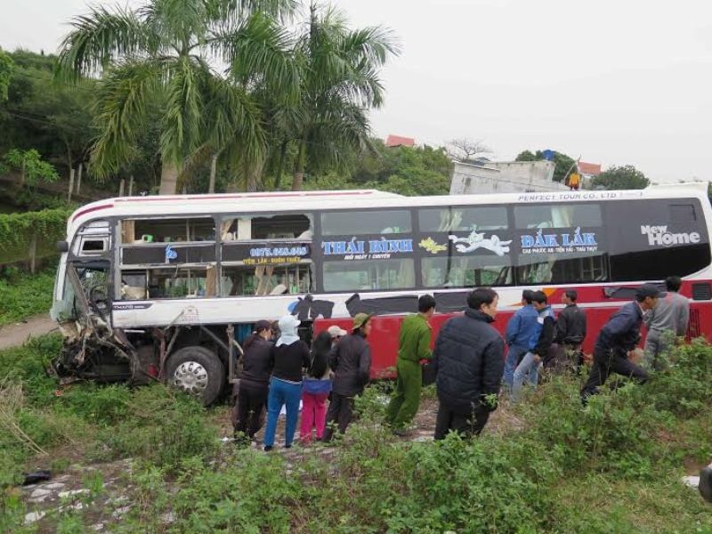 Xe container lan duong, tong vang oto giuong nam hinh anh