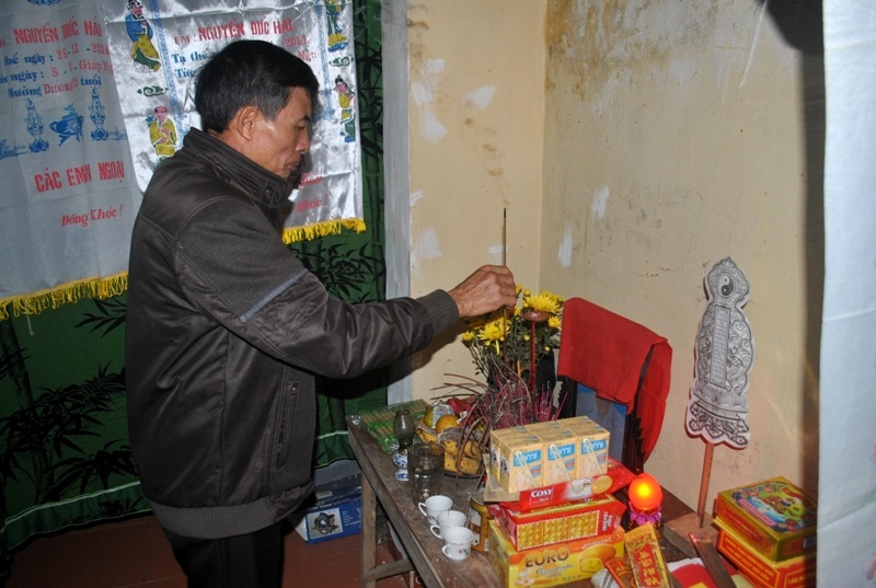 Ông thắp hương lên bàn thờ con trai.