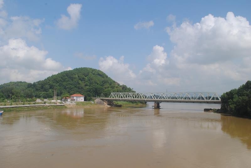 Thi the bi buoc tay chan troi tren song Ma hinh anh