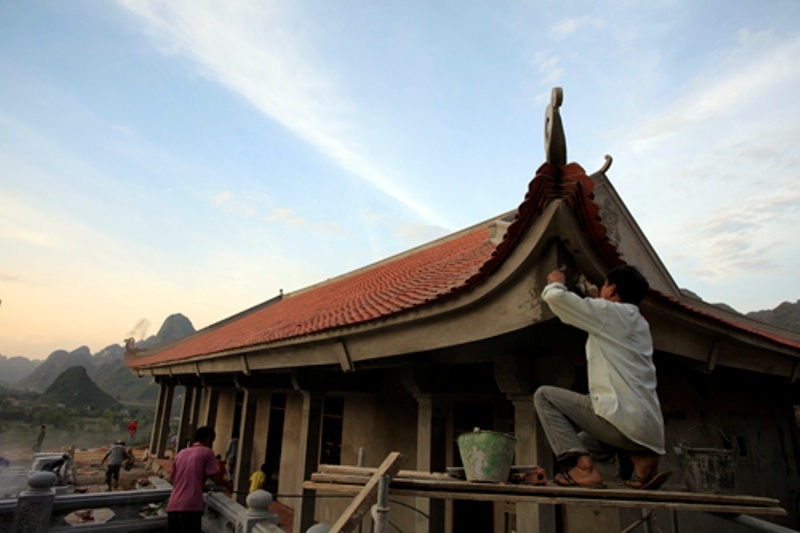 Những người thợ giỏi từ Bắc Ninh đang gấp rút thi công chùa ở giai đoạn cuối trước khi khánh thành vào ngày 15/12 tới đây.