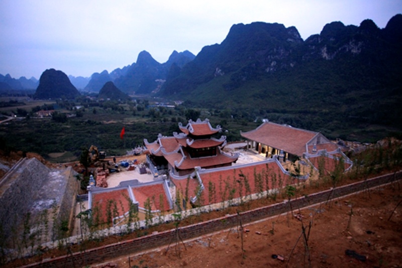 Toàn cảnh chùa Phật Tích Trúc Lâm Bản Giốc nhìn từ trên cao. Đứng ở chùa có thể nhìn thấy thác Bản Giốc dưới chân núi