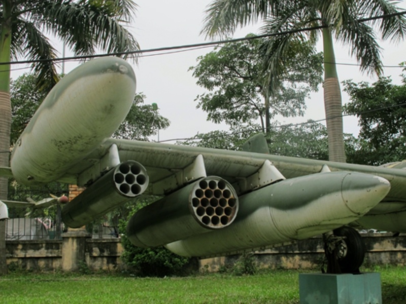 Chiec may bay dich oanh tac… san bay dich hinh anh