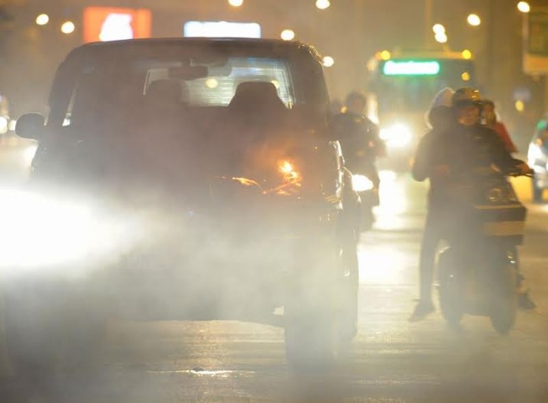 Ngay sau khi phát hiện khói và lửa bùng lên, lái xe đã nhanh chóng vào các hàng ăn gần đó để mượn bình chữa cháy để dập.