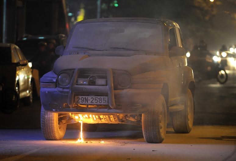 Oto Korando boc chay giua duong hinh anh