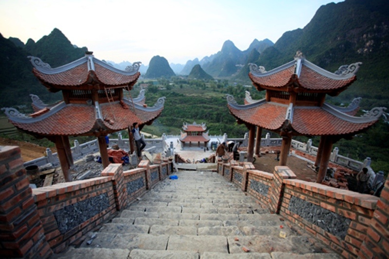 Chùa được xây dựng trên sườn núi với đầy đủ các hạng mục như: Tam quan, đền thờ vị anh hùng Nùng Trí Cao, lầu tượng Quán Thế Âm Bồ Tát, tam bảo, nhà tổ, nhà tăng xá, bãi đỗ xe và các công trình phụ khác.