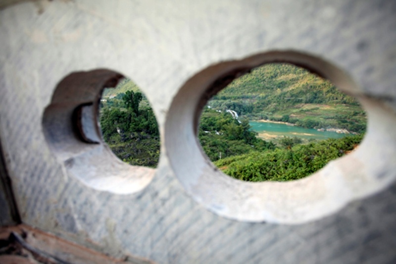 Phía Bắc chùa giáp tỉnh lộ 211 và thác Bản Giốc; phía Nam tựa vào núi Phia Nhằm; phía Đông giáp với khu Resort Bản Giốc; phía Tây tiếp giáp khu dân cư xóm Bản Giốc.