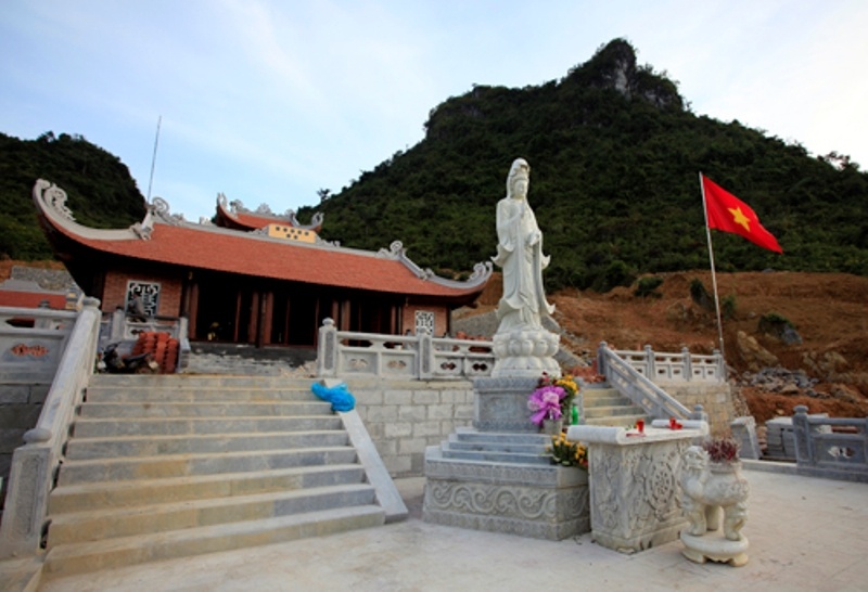 Tượng Bồ tát Quan thế âm được đặt tại chùa từ tháng 1/2014.