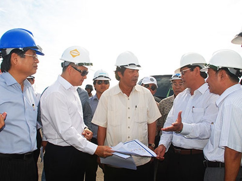 Ông Nguyễn Bá Thanh (giữa) kiểm tra một dự án ở quận Cẩm Lệ, TP Đà Nẵng Ảnh: NGUYỄN THÀNH