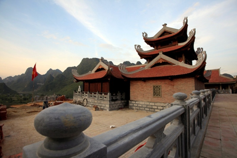 Những lan can bằng đã được vận chuyển từ Ninh Bình lên xây chùa