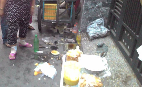 Tủ kiếng cùng đồ dùng bán bánh nướng của chị Hoa bị đổ vỡ.