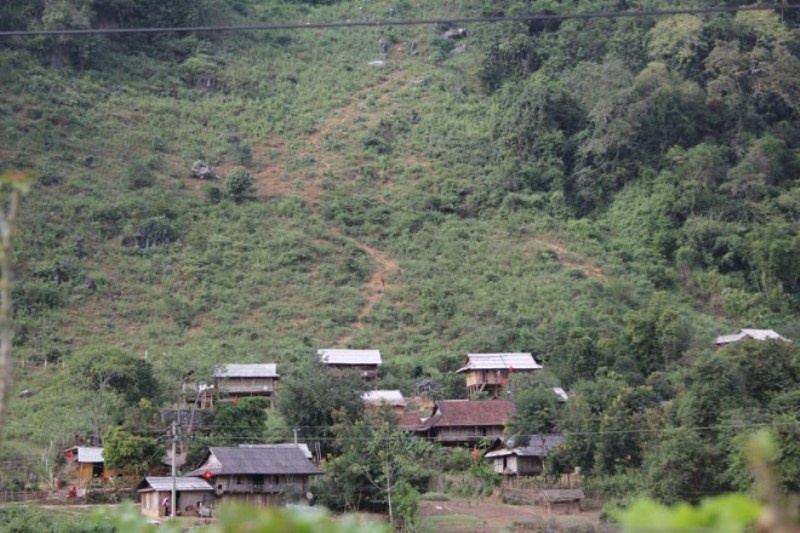 Bản làn Pa Xa Xá dưới chân núi Pa Thơm.