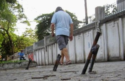 Hang loat coc sat nhon giang bay nguoi di duong Sai Gon hinh anh