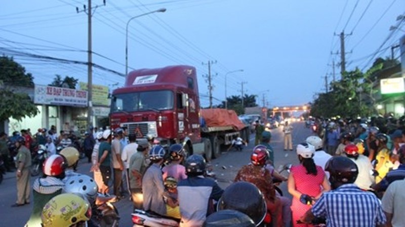 Nam thanh nien tu vong duoi banh xe container hinh anh