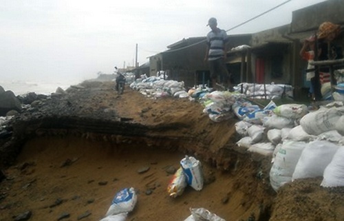 Ca xom chay nan vi song bien cao hon 4m lien tuc tan cong hinh anh