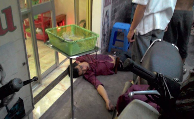 Nam thanh niên nằm bất tỉnh trước cửa nhà dân sau tai nạn