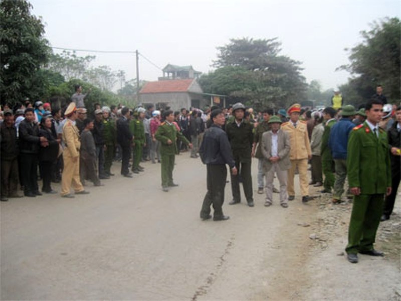 Hàng chục cảnh sát được huy động đến giải cứu hai cẩu tặc. Ảnh: Đàm Nghị